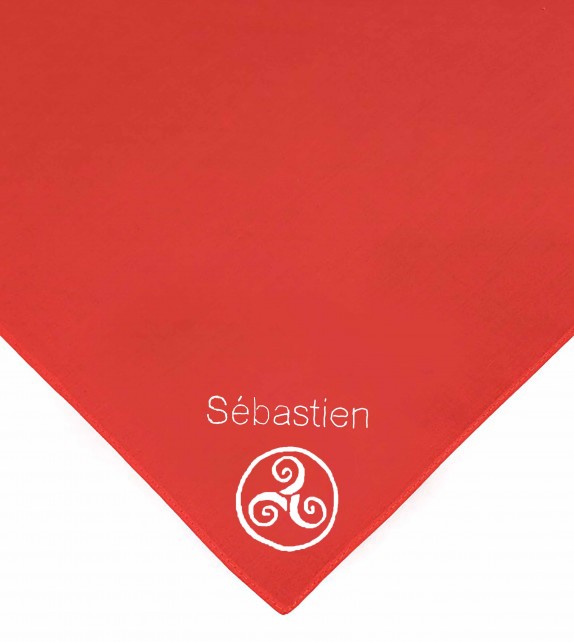 Foulard rouge Triskel brodé personnalisé