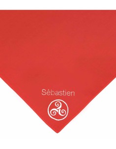 Foulard rouge Triskel personnalisé par broderie